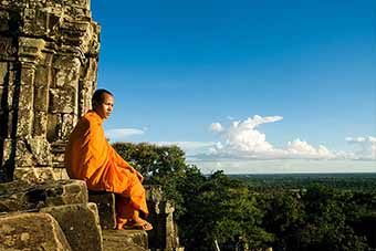 Monk at Phnom Bakheng 