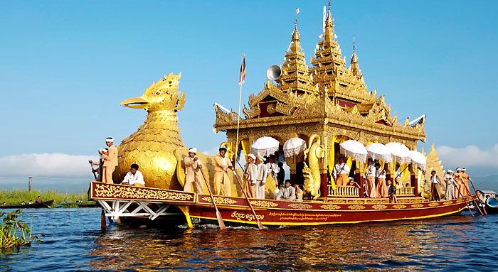 Phaung Daw Oo Pagoda procession barge