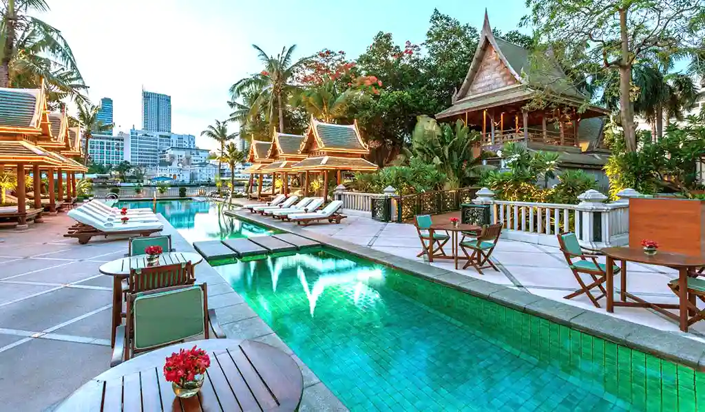 Bangkok Peninsula pool area