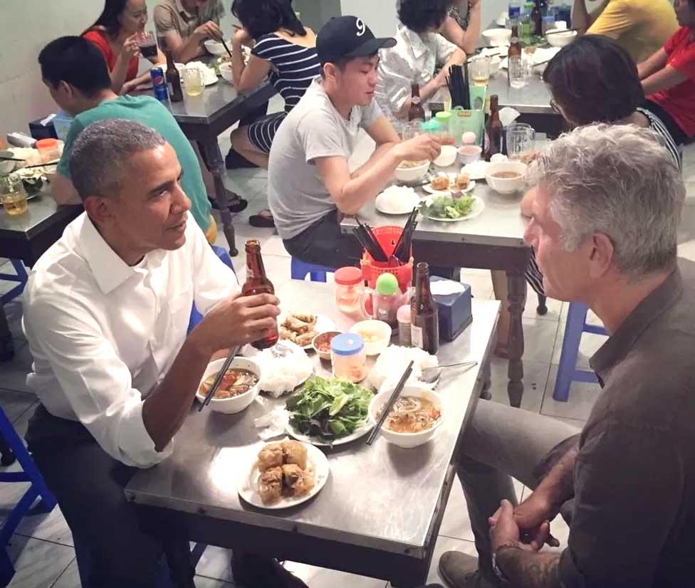 Anthony Bourdain and President Obama eating at a Hanoi cafe.